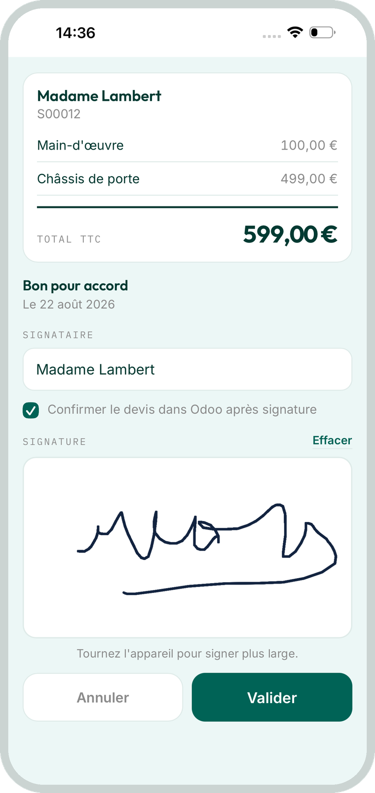 Le client signe le devis du doigt sur le téléphone